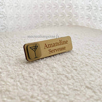 Badge professionnel serveuse personnalisé en bois