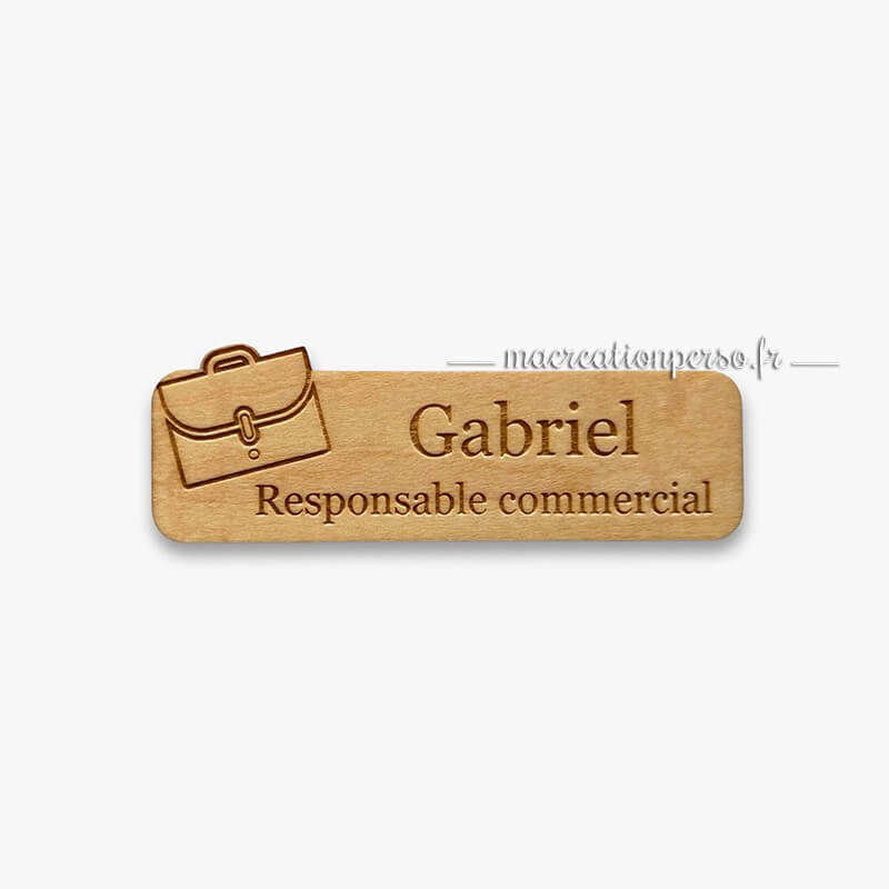 Badge responsable commercial en bois gravé avec prénom