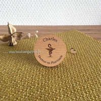 Badge rond docteur en pharmacie en bois personnalisé - macreationperso