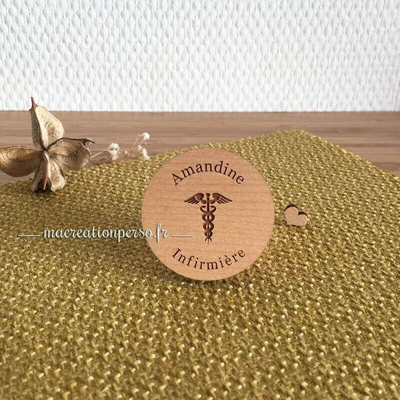 Badge rond infirmière en bois personnalisé - macreationperso