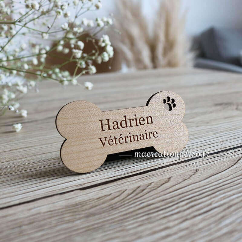 Badge vétérinaire personnalisé en bois en forme d'os