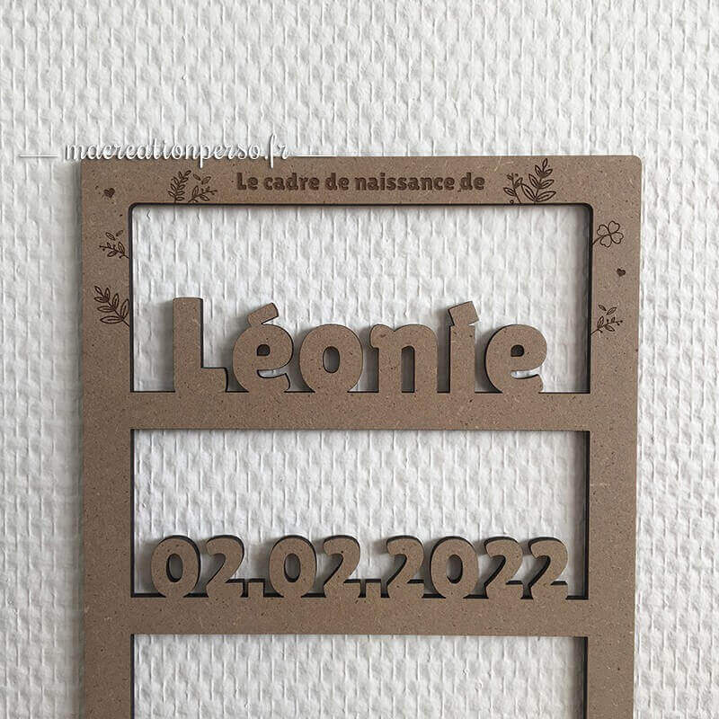 Création en bois gravée avec informations de naissance