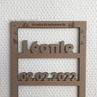 Création en bois gravée avec informations de naissance