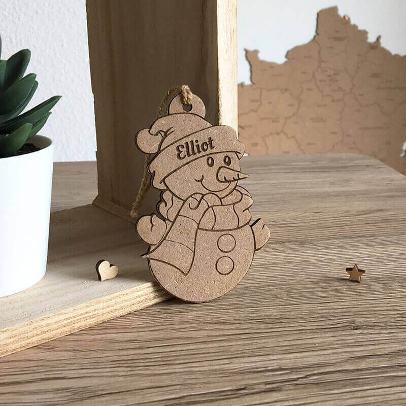 Bonhomme de neige en bois gravé pour sapin 