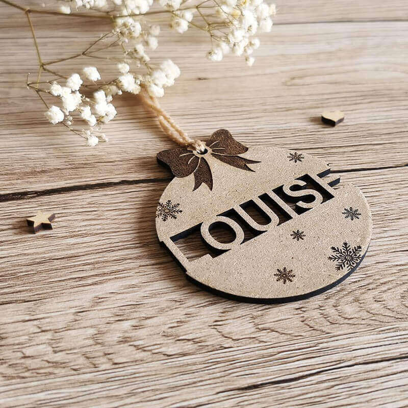 Boule de Noël en bois made in France avec prénom personnalisée