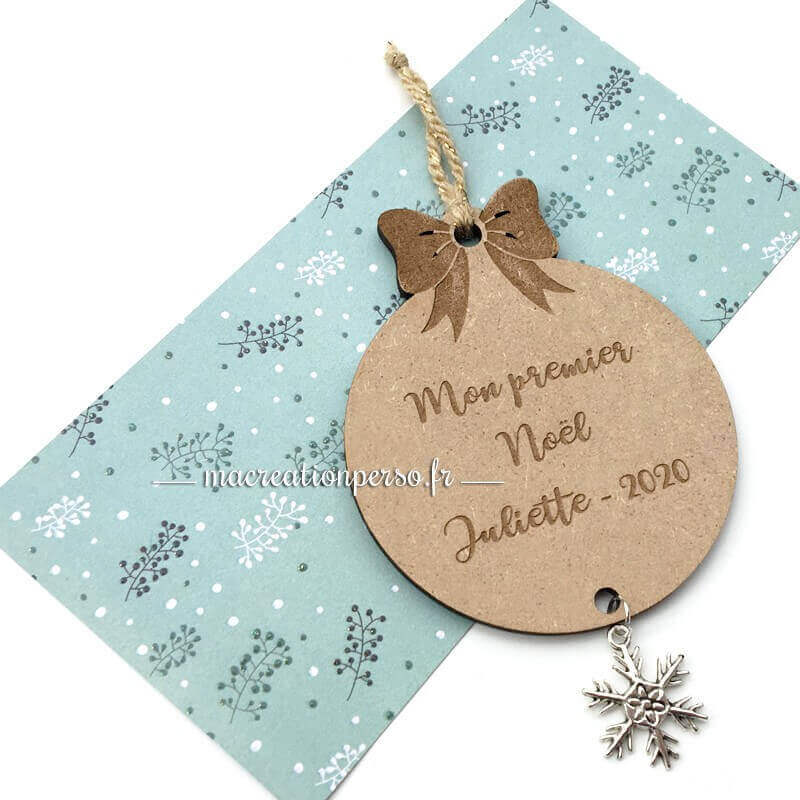 Boule de noël en bois à personnaliser avec breloque flocon de neige-