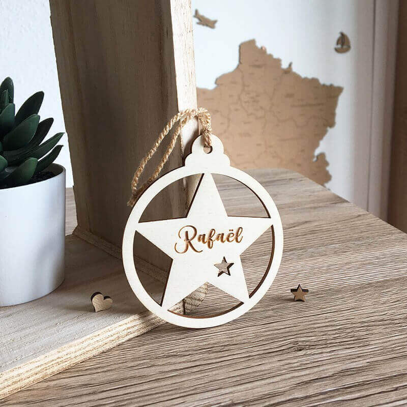 Boule de Noël étoile en bois clair personnalisable