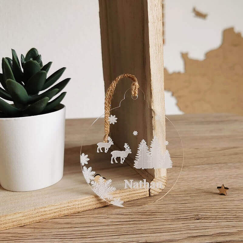Boule de Noël gravé prénom Nathan transparente avec flocon de neige 