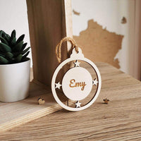 Boule de noël personnalisée en bois clair prénom Émy entourée d'étoiles