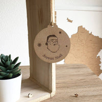 Boule de noël personnalisée en bois avec tête de papa noël et flocons
