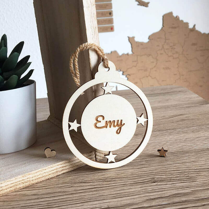 Boule de noël avec prénom personnalisé en bois clair Émy étoiles