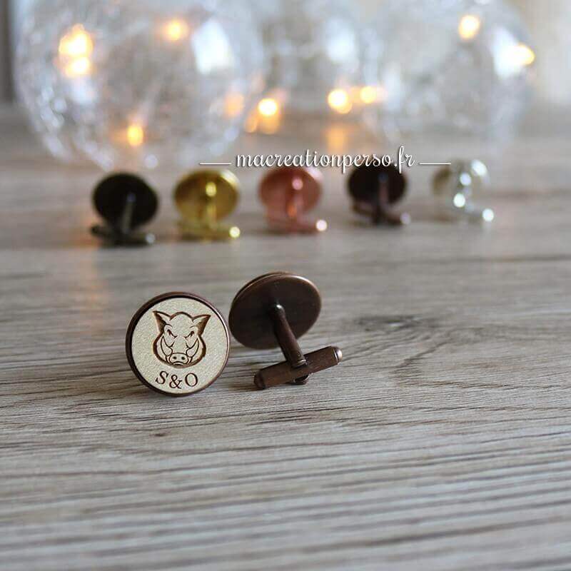 Bouton de manchette cuivré avec tête de sanglier et initiales