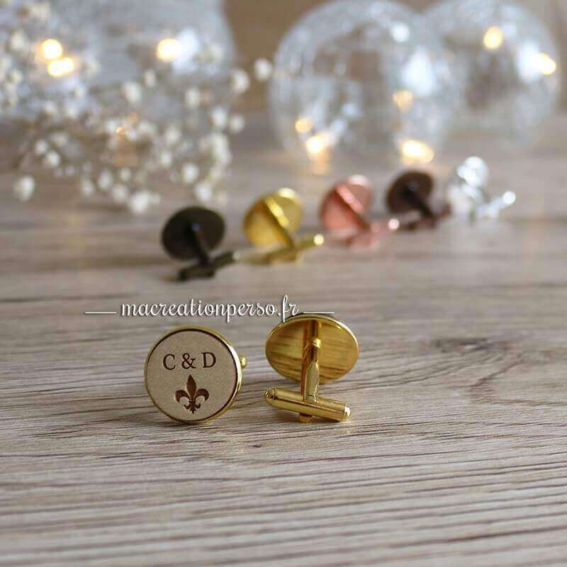 Bouton de manchette doré fleur de lys personnalisé avec initiales