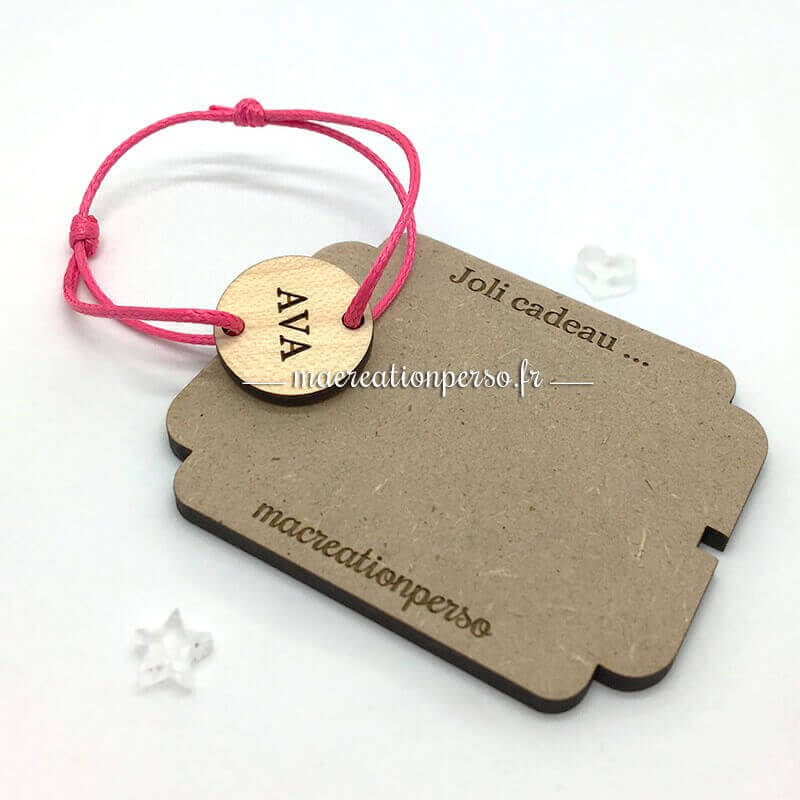 Bracelet personnalisé enfant  gravé prénom Ava avec cordon rose et médaillon en bois