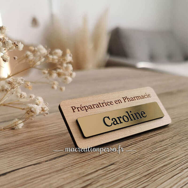 Broche en bois préparatrice pharmacie