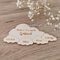 Carte annonce bois en forme de nuage avec informations de naissance 