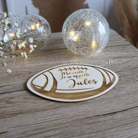 Carte de naissance en bois en forme de ballon de rugby 