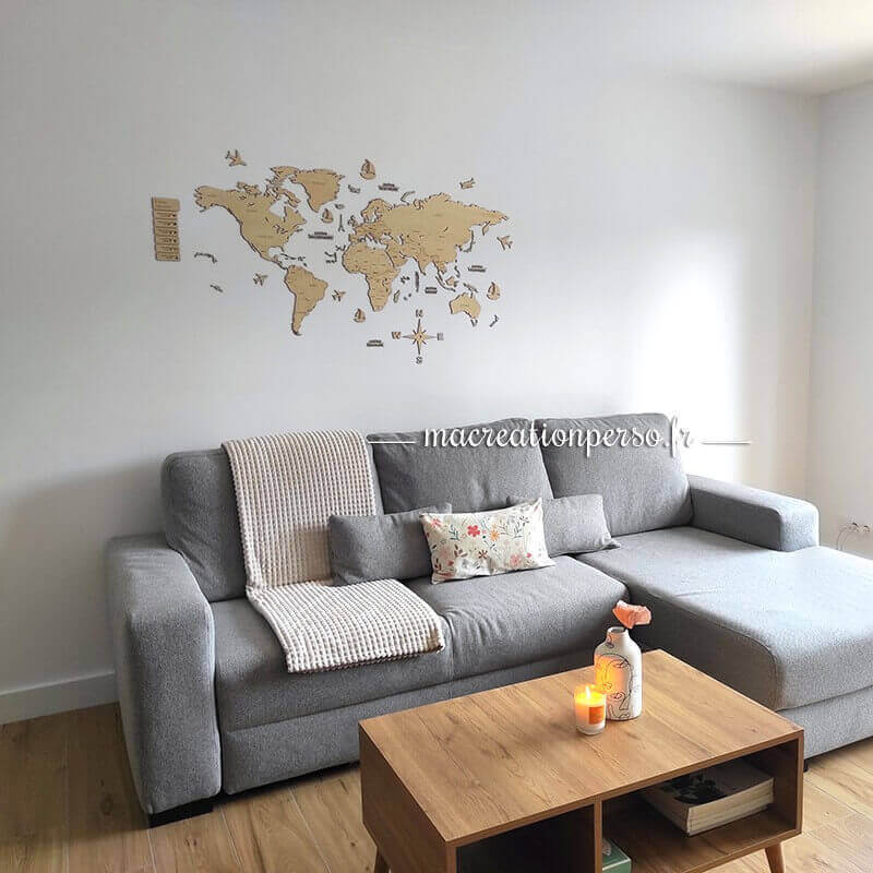 Carte du monde personnalisable en bois sur un mur