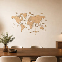 Carte du monde en bois d'érable dans un salon moderne