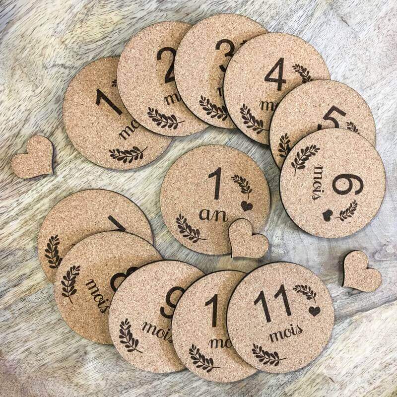 Cartes étapes grossesse bébé mois par mois gravées en liège
