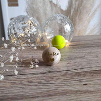 Cochonnet de pétanque personnalisé en bois brut et jaune fluo