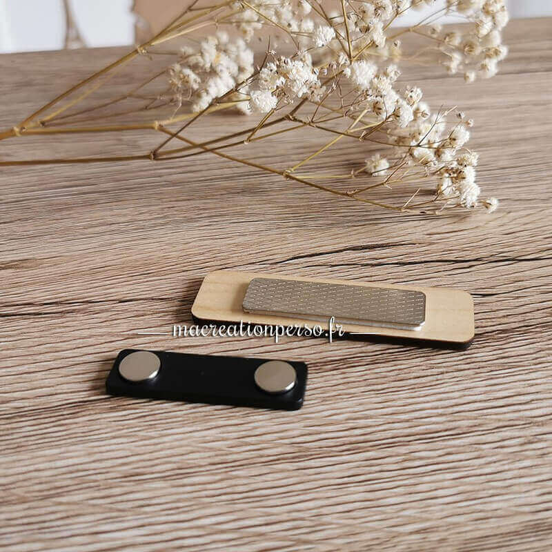Coté intérieur aimant du badge en bois hôpital personnalisable