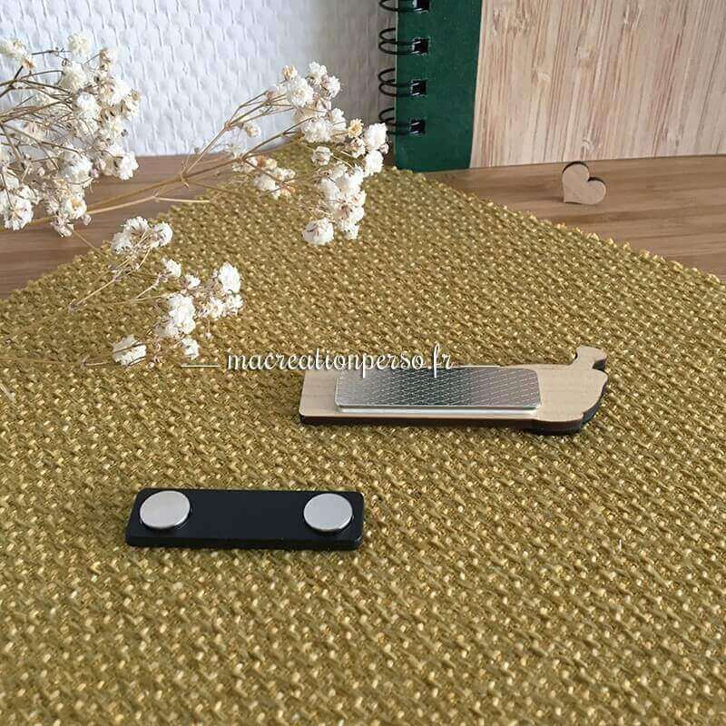 Coté intérieur aimanté du badge en bois