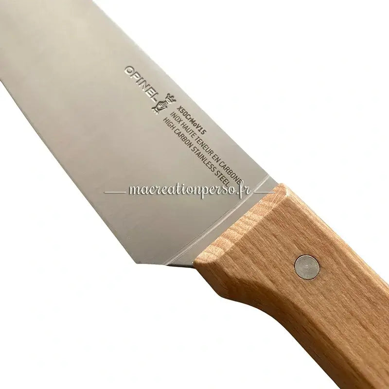 Couteau de cuisine Opinel pour chef, polyvalent et performant pour toutes les préparations culinaires.