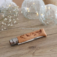 Couteau opinel fermé avec manche gravé sur le thème rando