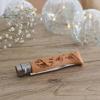 Couteau opinel fermé avec manche gravé sur le thème vélo