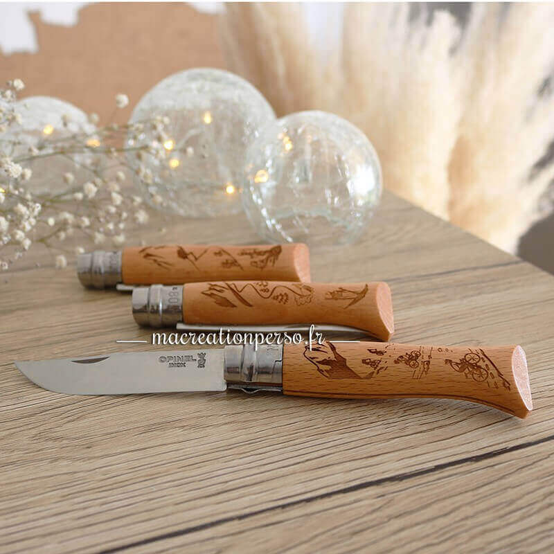 Couteau Opinel ouvert avec lame en acier inoxydable et manche gravé