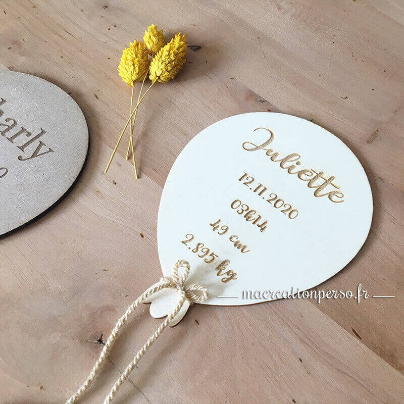 Déco Ballon de naissance en bois clair gravé avec informations de naissance