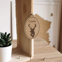 Décoration cerf en bois gravé de forme ovale