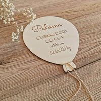 Décoration avec informations de naissance gravés sur ballon en bois clair