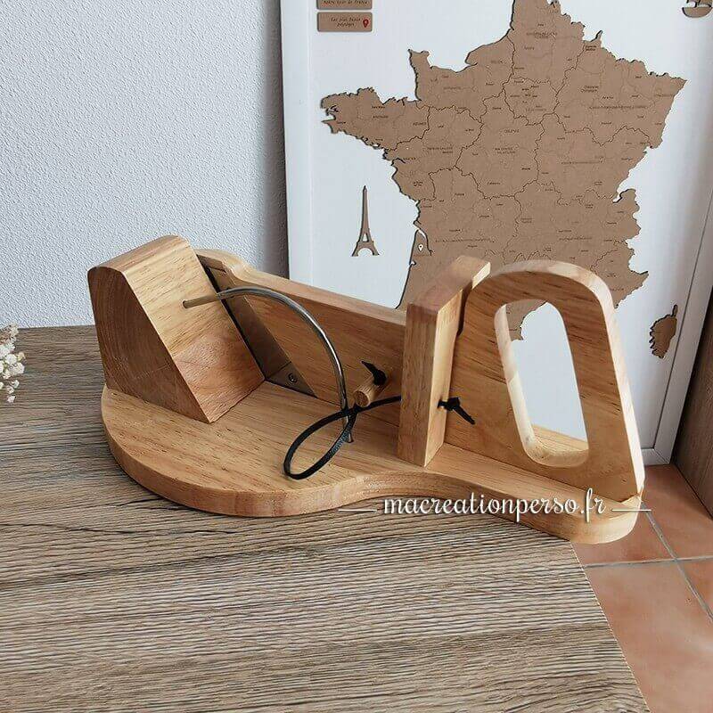 Découpe saucisson en bois gravé avec plateau rond