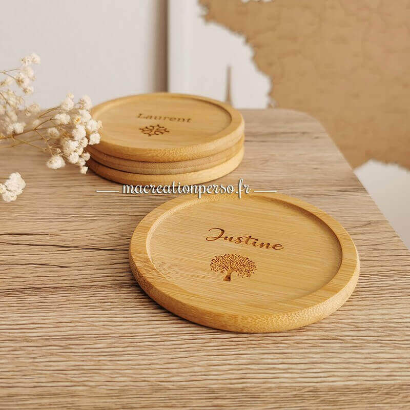 Dessous de verre en bois sur une étagère