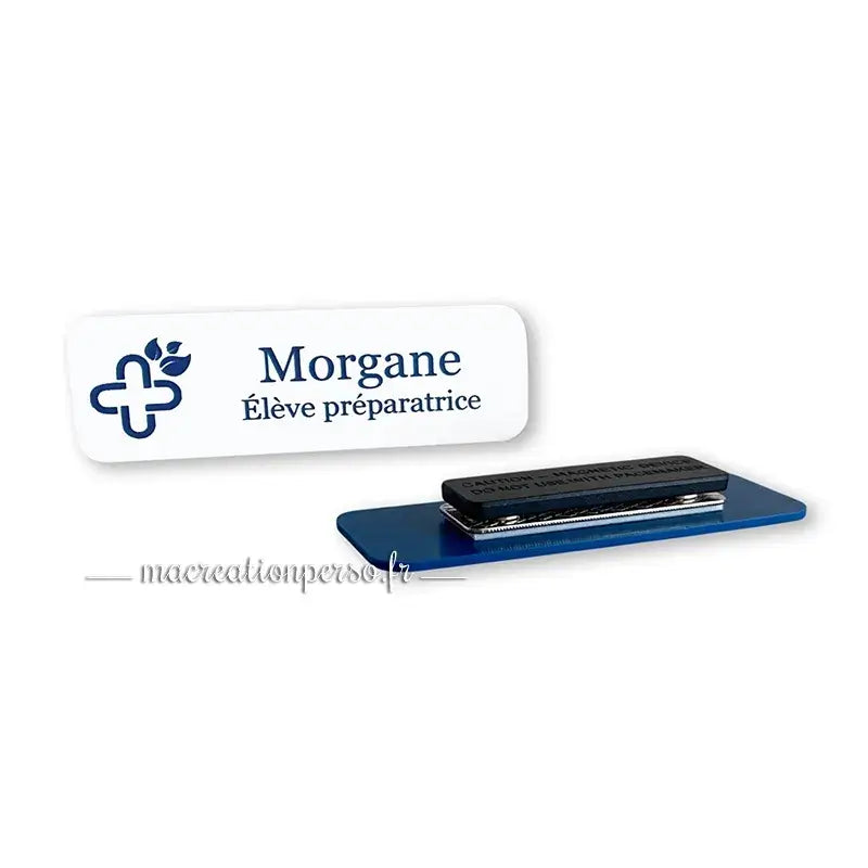 Détail badge préparatrice en pharmacie personnalisé avec prénom, gravure nette et lisible