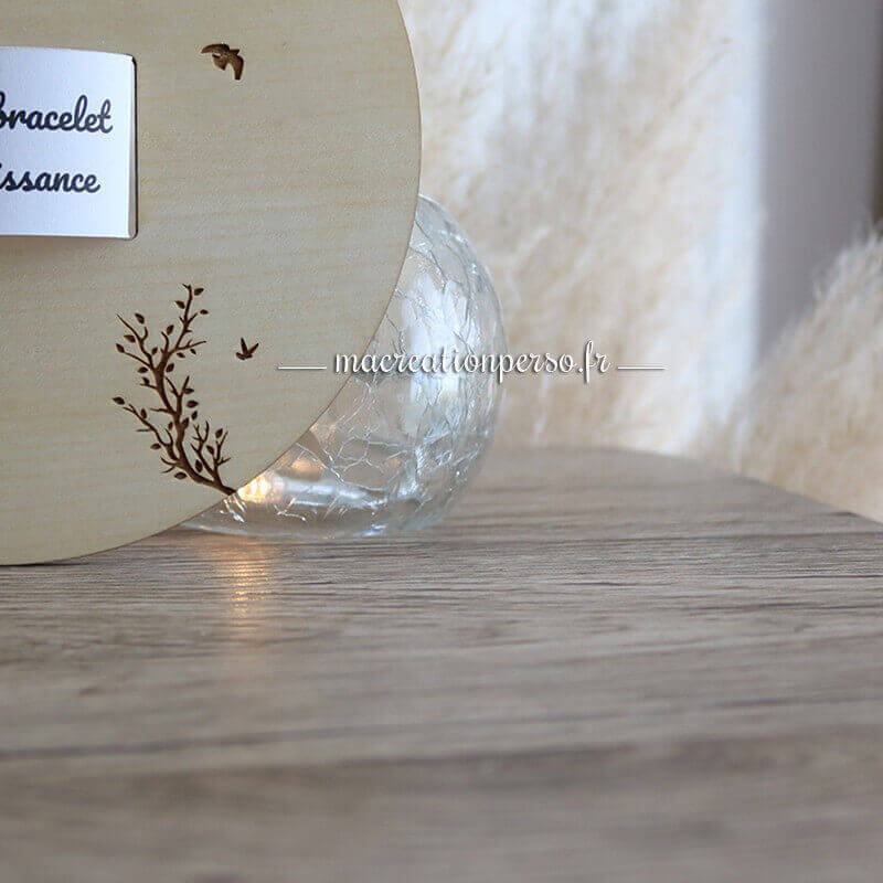 Détail de gravure floral pour le support bracelet de naissance