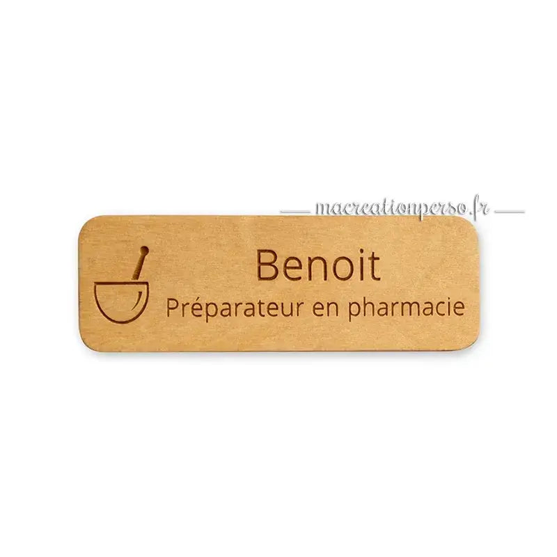 Détail gravure fonction préparateur en pharmacie sur insigne en bois personnalisé avec prénom
