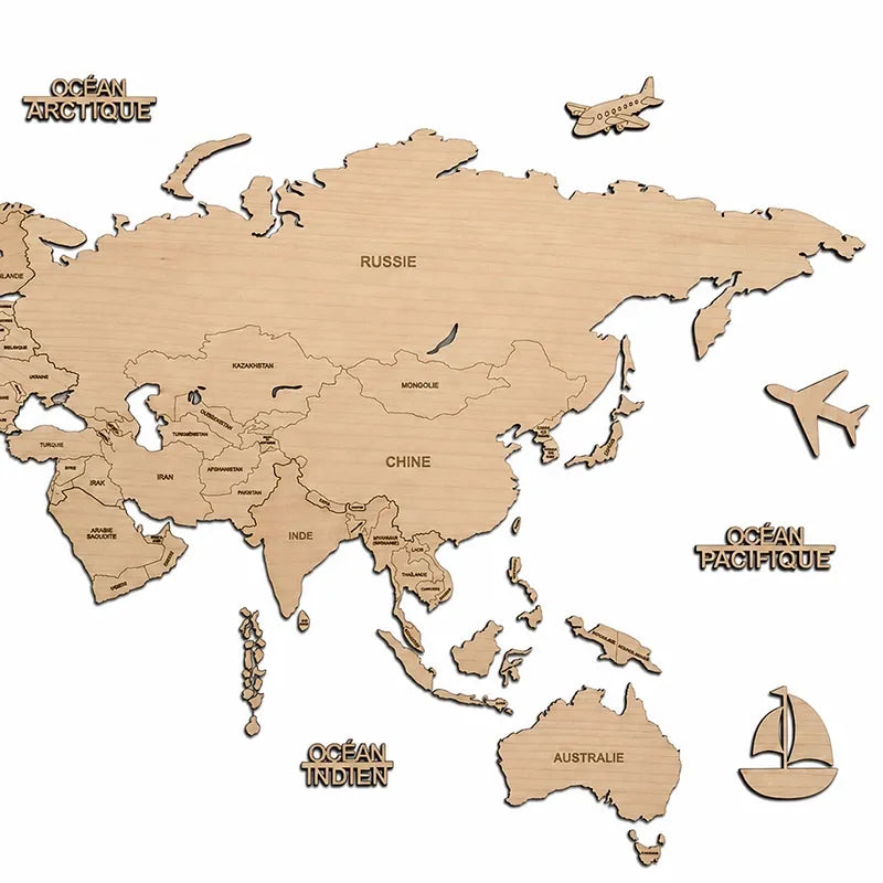 Détail des pays gravés sur une carte du monde en bois d'érable