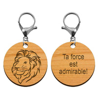 Deux faces du porte-clé Lion en bois à graver avec message Ta force est admirable !