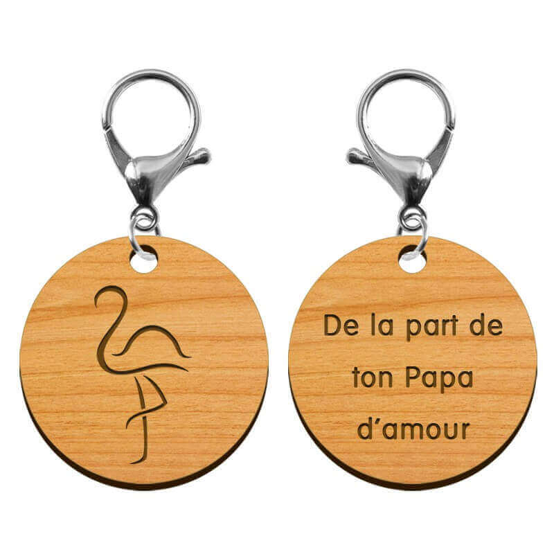 Deux faces recto et verso du porte-clé en bois flamant rose 45 mm avec mousqueton argenté gravé De la part de ton Papa d'amour