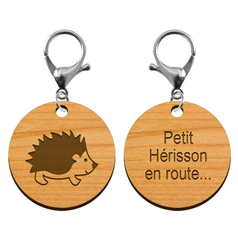 Deux faces recto et verso du porte-clé en bois hérisson  45 mm avec mousqueton argenté et message gravé Petit Hérisson en route