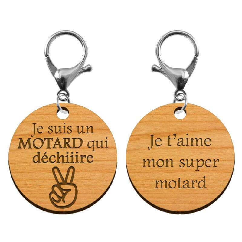 Deux faces recto et verso du porte-clé en bois Je suis un motard qui déchiiire 45 mm avec mousqueton argenté