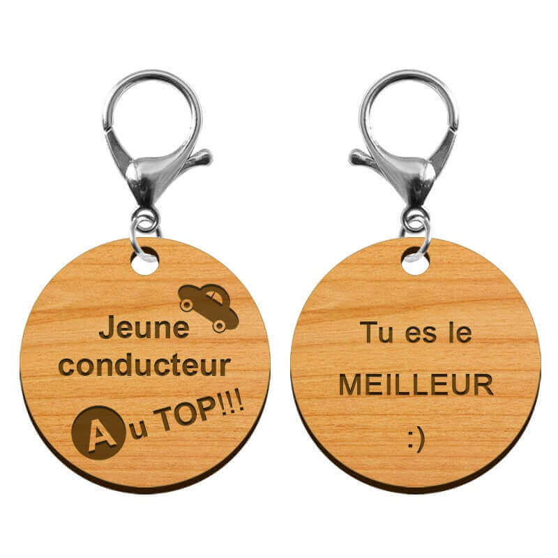Deux faces recto et verso du porte-clé en bois Jeune conducteur AU TOP 45 mm avec mousqueton argenté gravé Tu es le MEILLEUR