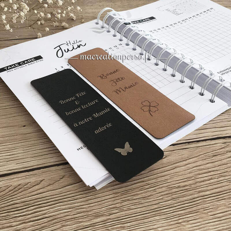 Deux marque pages en cuir personnalisé noir et marron