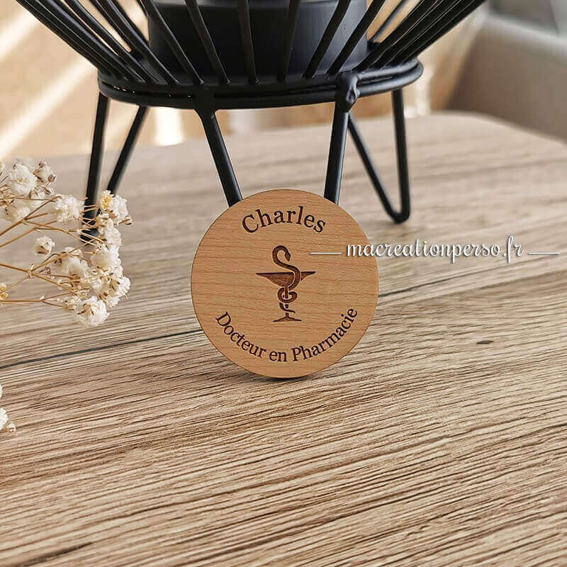 Face avant Badge rond docteur en pharmacie en bois
