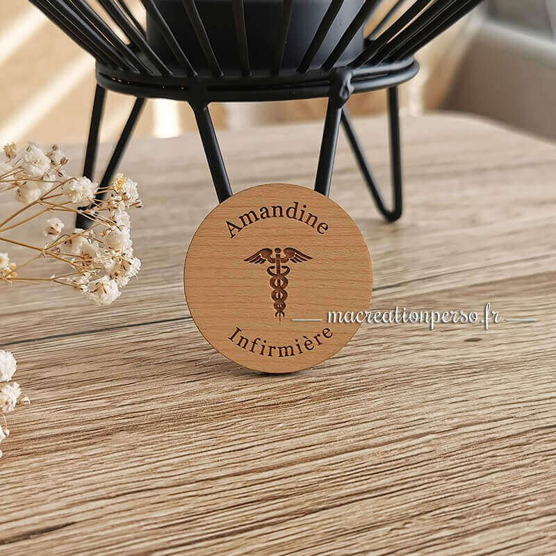 Face avant du badge rond infirmière en bois avec caducée