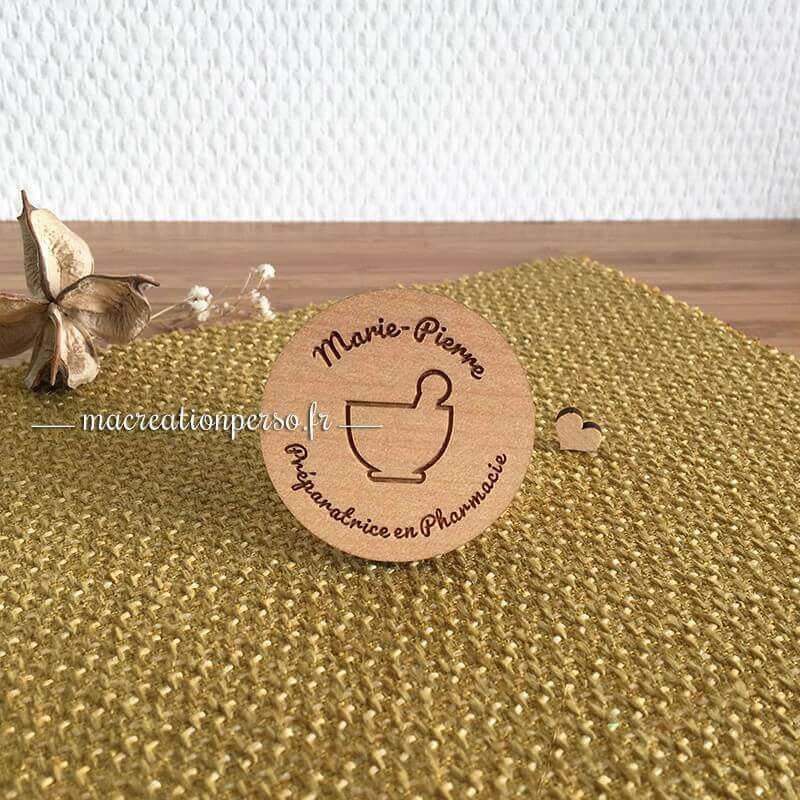 Face avant du badge rond préparatrice en pharmacie en bois avec caducée
