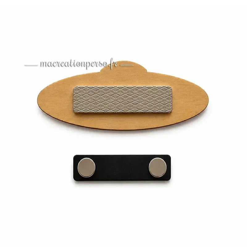 Fixation magnétique au dos du badge prénom infirmier personnalisé en bois